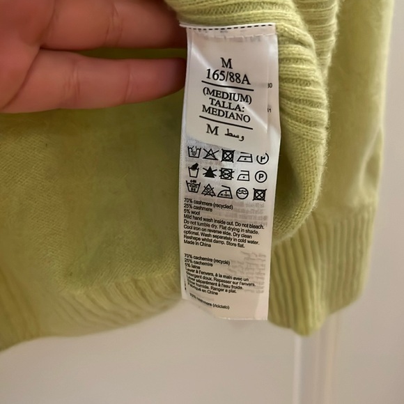 Allsaints Ivana Cashmere-Wool Blend V-Neck Sweater. Medium. Citron Tea. - Picture 8 of 11